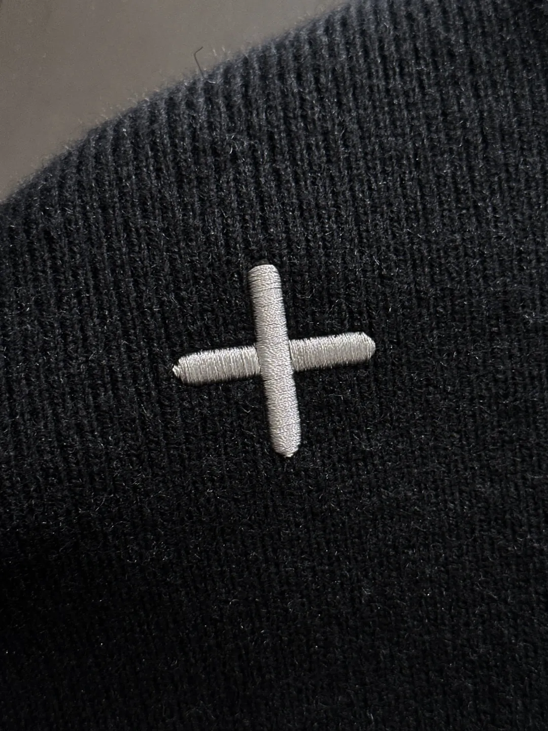 Next day shipping P360 Big Goose 2025 official website latest winter sweater, popular items are on sale at the counter simultaneously! Specially made of wool blended fabric. It feels comfortable and can be directly in contact with the skin. The logo badge is exquisitely embroidered, which is extremely eye-catching! The details highlight the fashionable charm of big brands. Exquisite workmanship. Three-dimensional cutting style. The wearing effect is invincible and handsome! All three standards are complete! Size: M-2XL